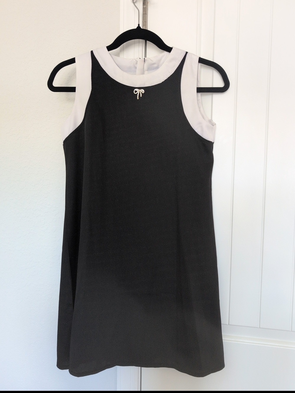 Classic Hepburn style Black and White Sleeveless Shift Dress Pair with bow brooc